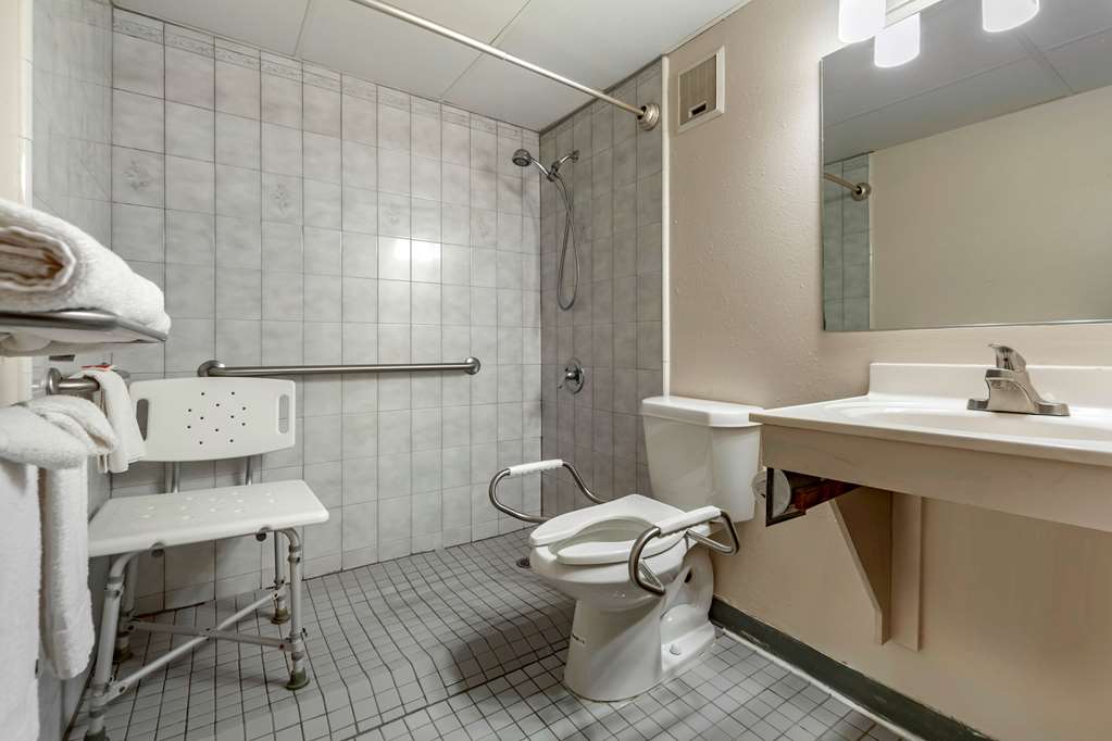 Econo Lodge Hays I 70 - photo 16