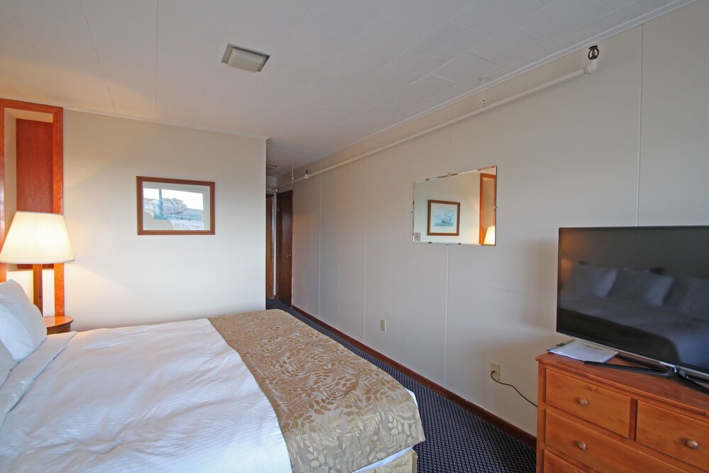 Fishermans Wharf Inn - photo 4