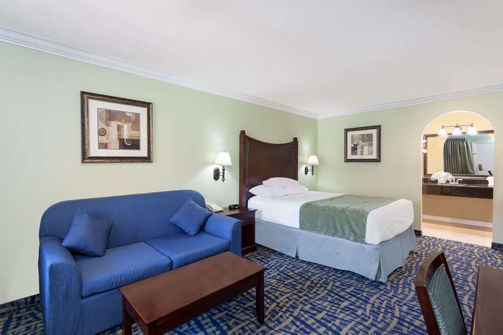 Travelodge by Wyndham Orange County Airport Costa Mesa - photo 41