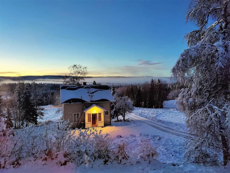 Mysigt hus med utsikt över fjäll och älv. — hotel in Jaerpen