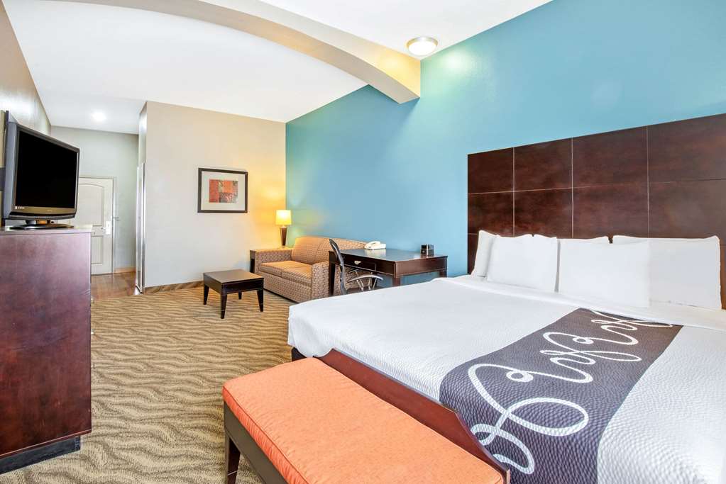 La Quinta Inn & Suites by Wyndham Glen Rose - photo 34