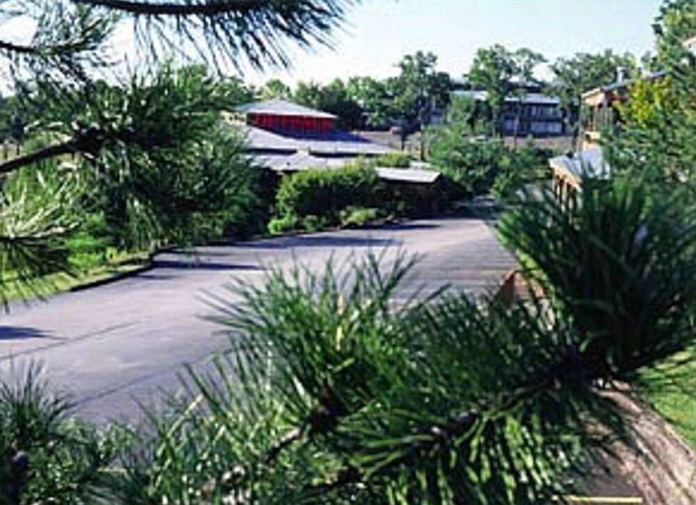 Outback Roadhouse Motel and Suites - photo 17