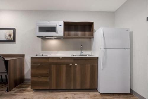 WoodSpring Suites Corona - photo 7