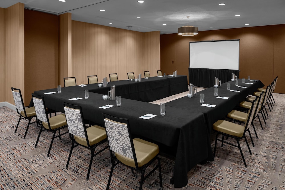 Embassy Suites by Hilton Phoenix Biltmore - photo 47