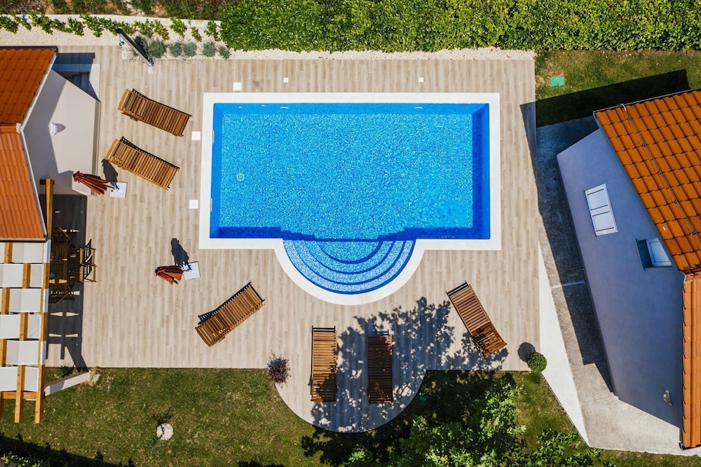 Villa Bilić — 4-Star Luxury Hotel in Donji Prolozac, Croatia