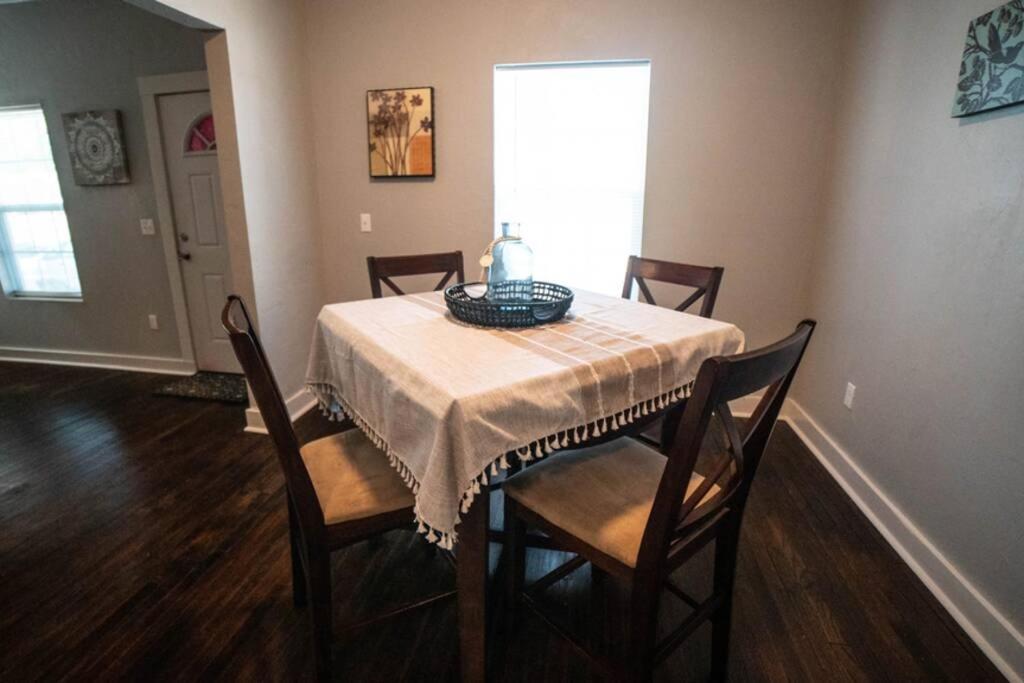 The Charm Chickasha Fiber Wifi Washer & Dryer Near Dt Chickasha And Leg Lamp — hotel in Chickasha