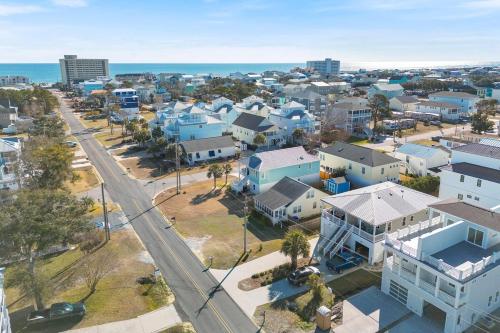 Turtle Cove Beach Retreat GOLF CART Included — 4-Star Luxury Hotel in Carolina Beach, United States