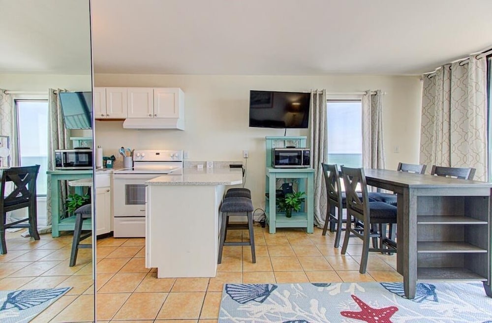 0901 Salty Dayz Tower 1 Bedroom Condo - photo 10