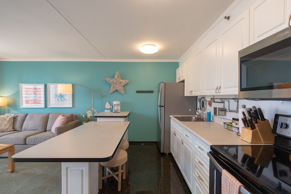 Modern 12th Floor Waikiki Banyan Condo with Partial Ocean Views by Koko Resort Vacation Rentals Honolulu - photo 11