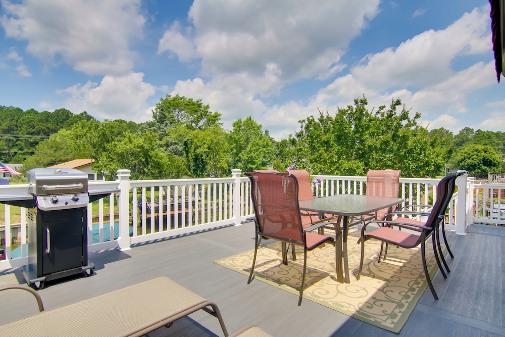 Canal front Getaway w Deck & Dock in Ocean City in Ocean City, United States