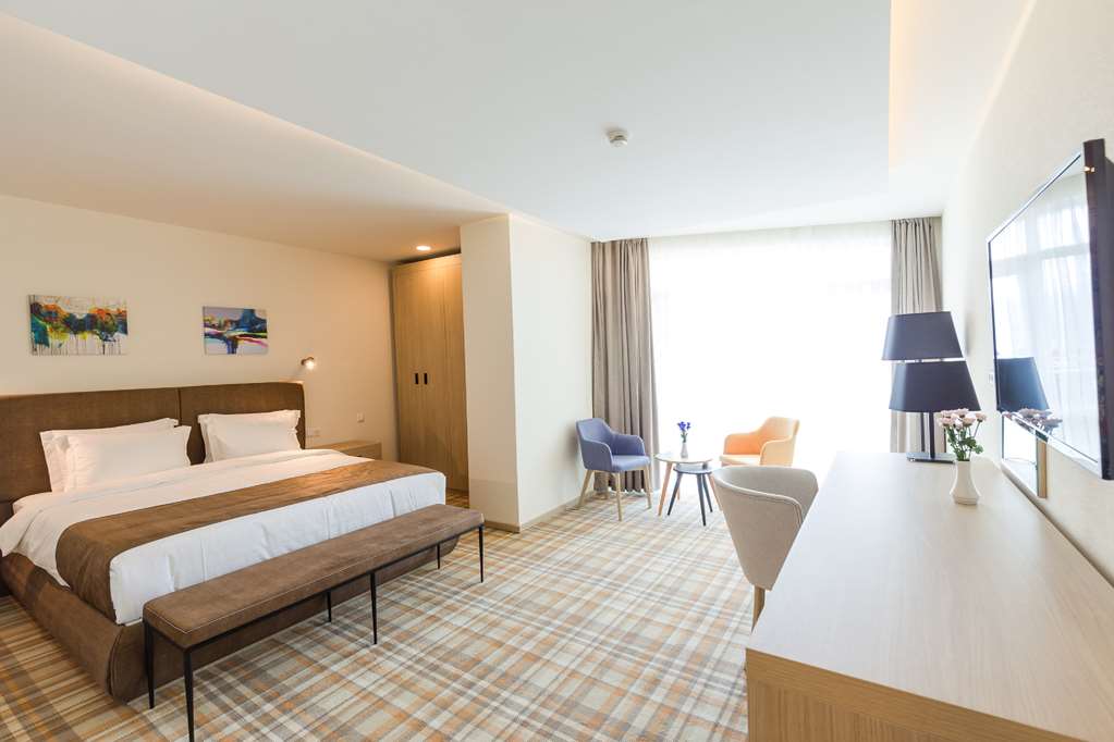 Deluxe Guest Room with One King Bed and a Mountain View
