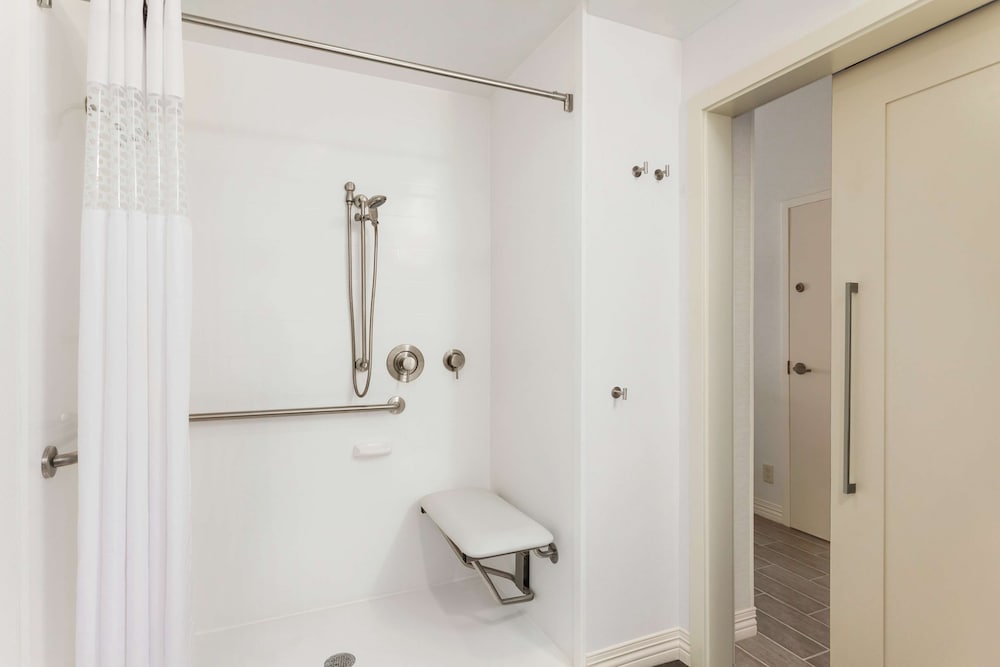 Hampton Inn Colchester - photo 19