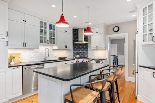 Historic Downtown Townhouse Beautiful Kitchen Parking — 4-Star Luxury Hotel in Newburyport, United States