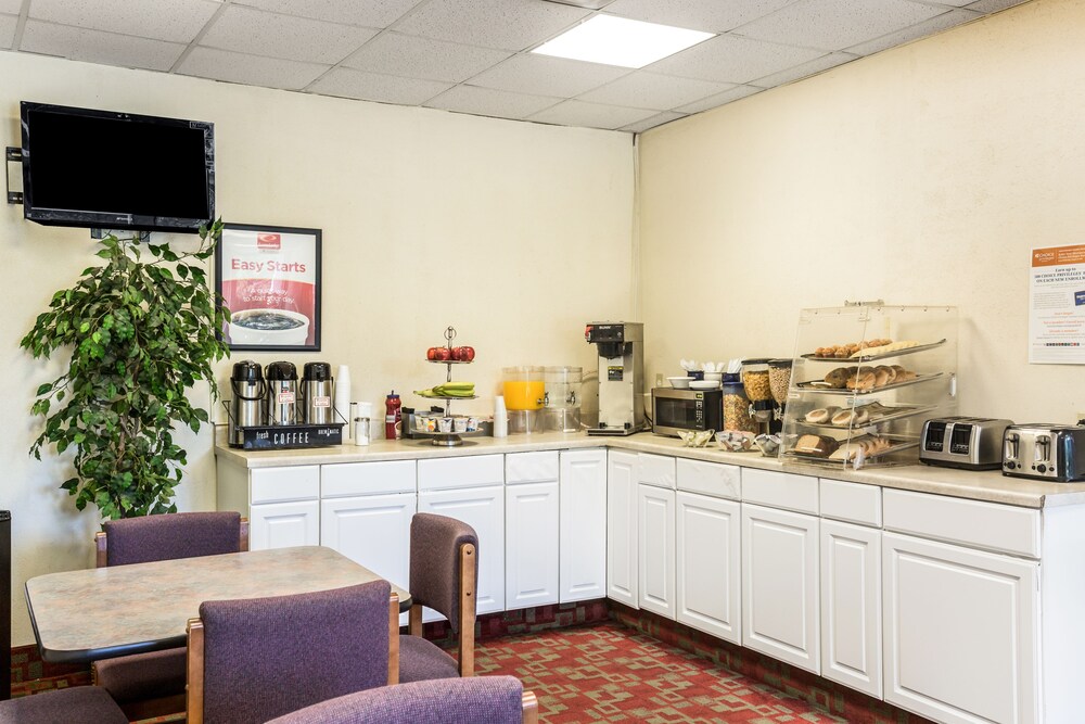 Econo Lodge Near Stewart Inter - photo 18
