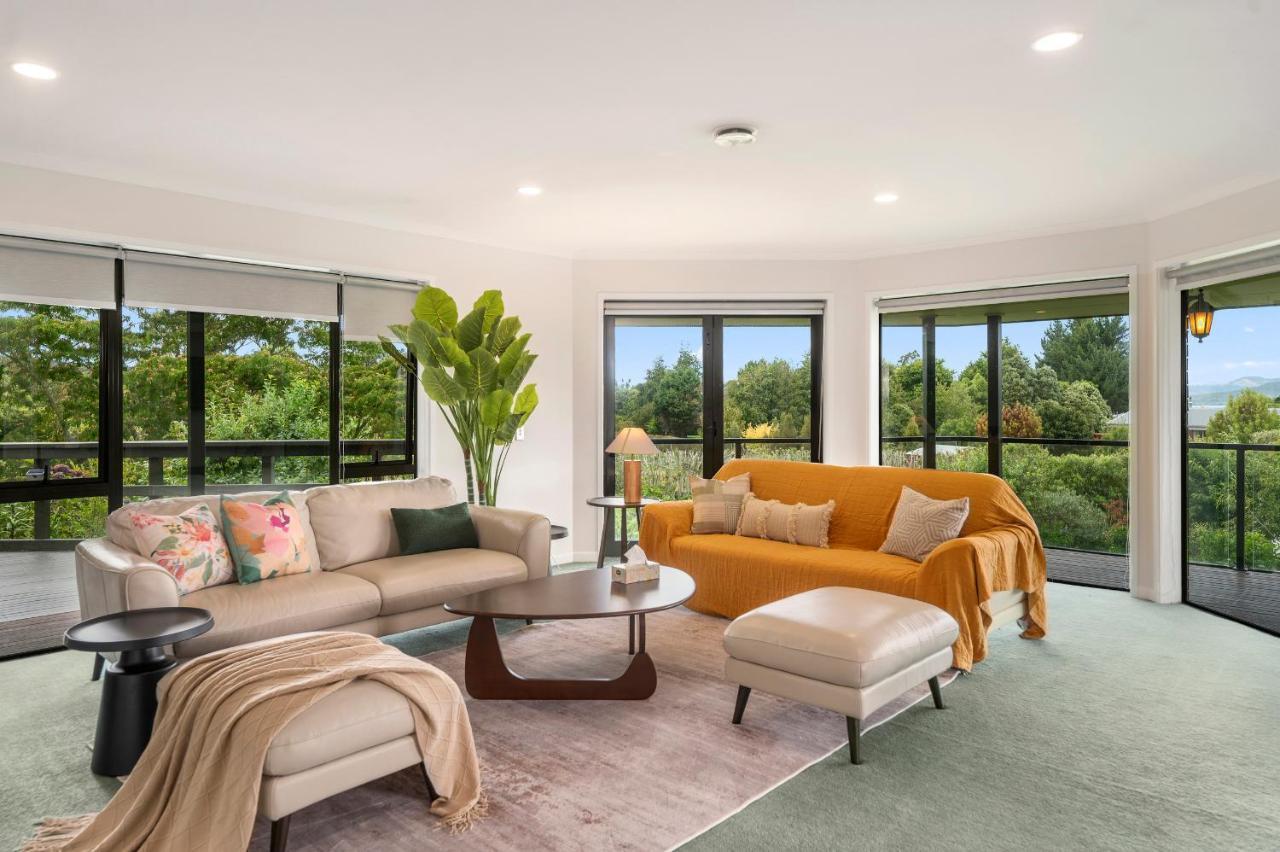 Spacious Rotorua Family Retreat with Huge Garden Up to 11 Guests — 4-Star Luxury Hotel in Rotorua, New Zealand