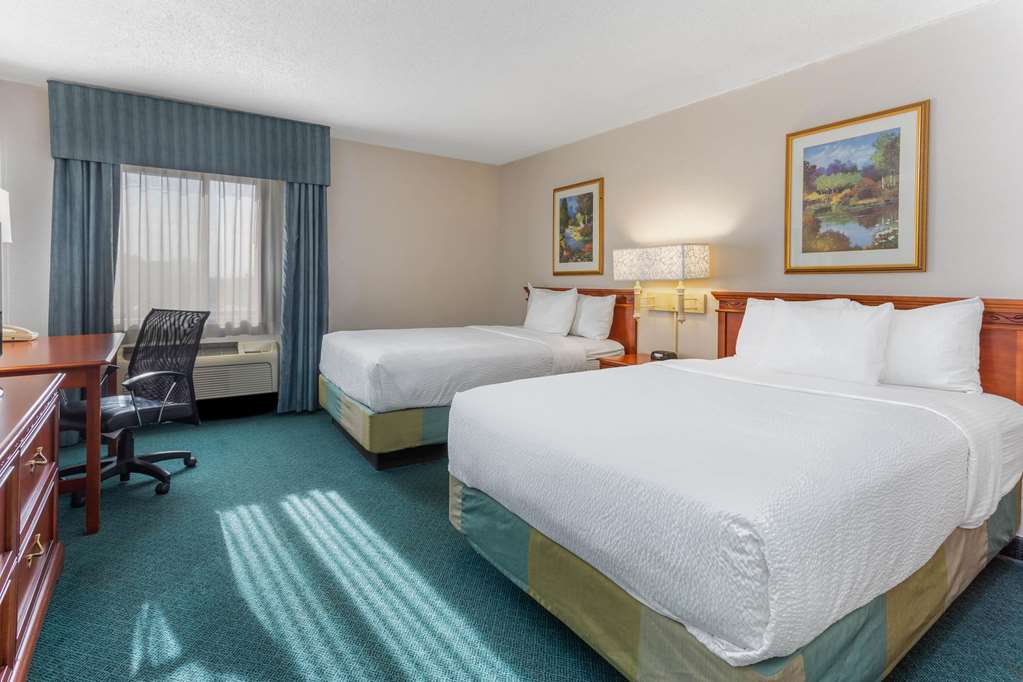 La Quinta Inn & Suites by Wyndham Chicago Gurnee - photo 23
