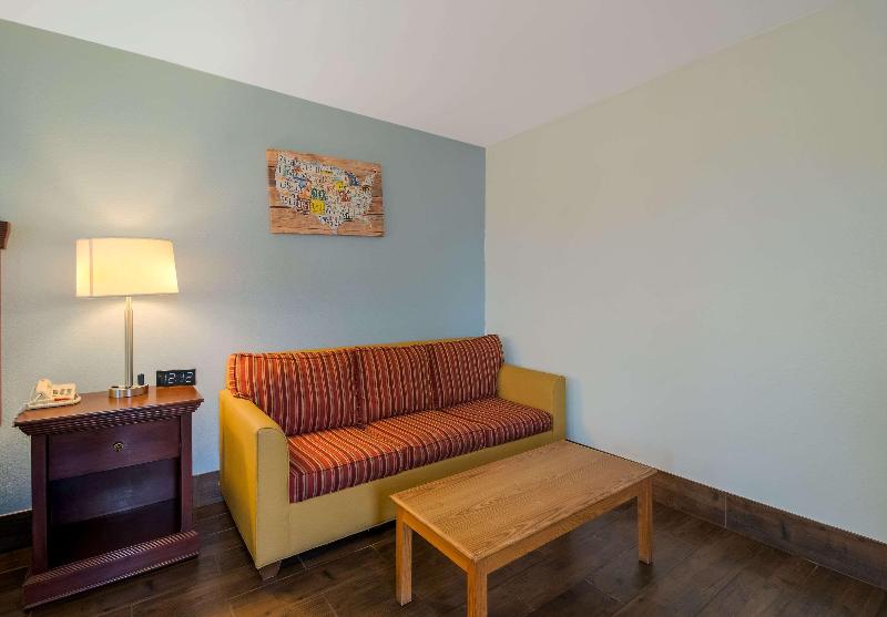 Econo Lodge Inn & Suites Fulton Rockport - photo 80