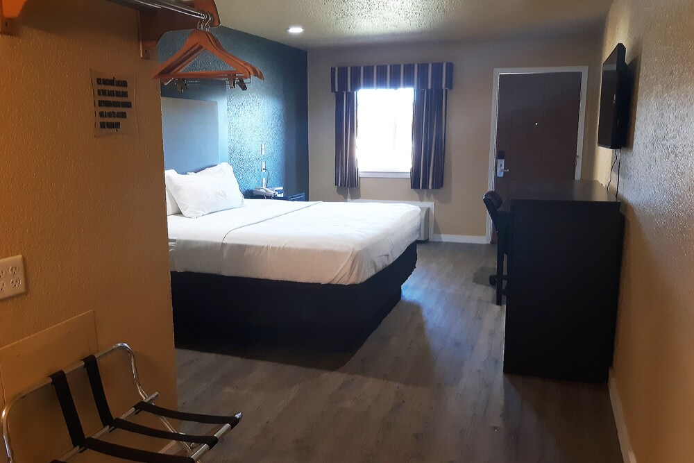 Woodridge Inn and Suites - photo 20