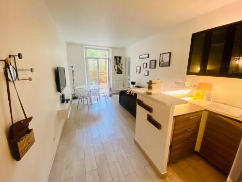 Wendy Family Flat with Calm Courtyard 3min for Metro Paris in 10 Mins — hotel in Maisons-Alfort