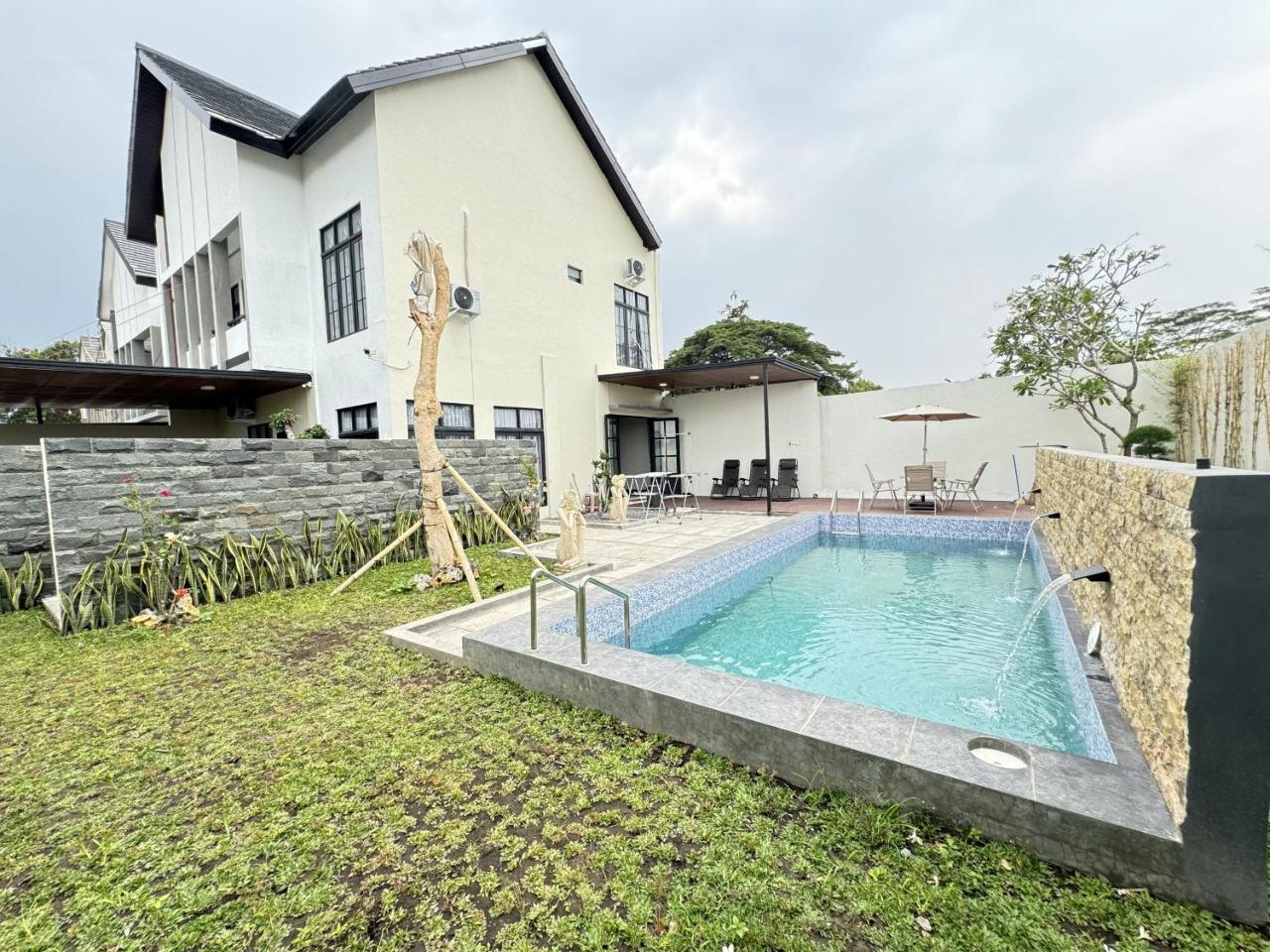 Villa Asana Kolam Renang Private — 4-Star Luxury Hotel in Godean, Indonesia