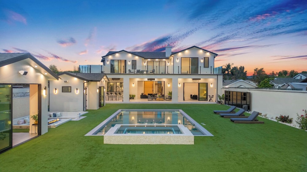 Villa Califa Resort style Living w Private Pool Spa & Theater — hotel in Woodland Hills