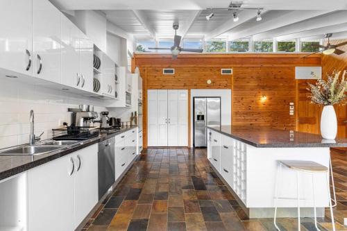 Sleep 9 @ Secluded Farmstay 12min to Coffs Harbour — 4-Star Luxury Hotel in Bonville, Australia