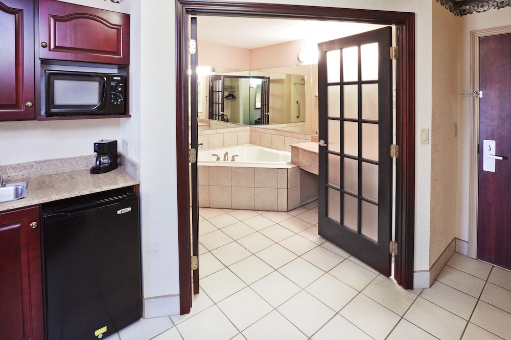 Holiday Inn Express Hotel & Suites Gainesville by IHG - photo 23