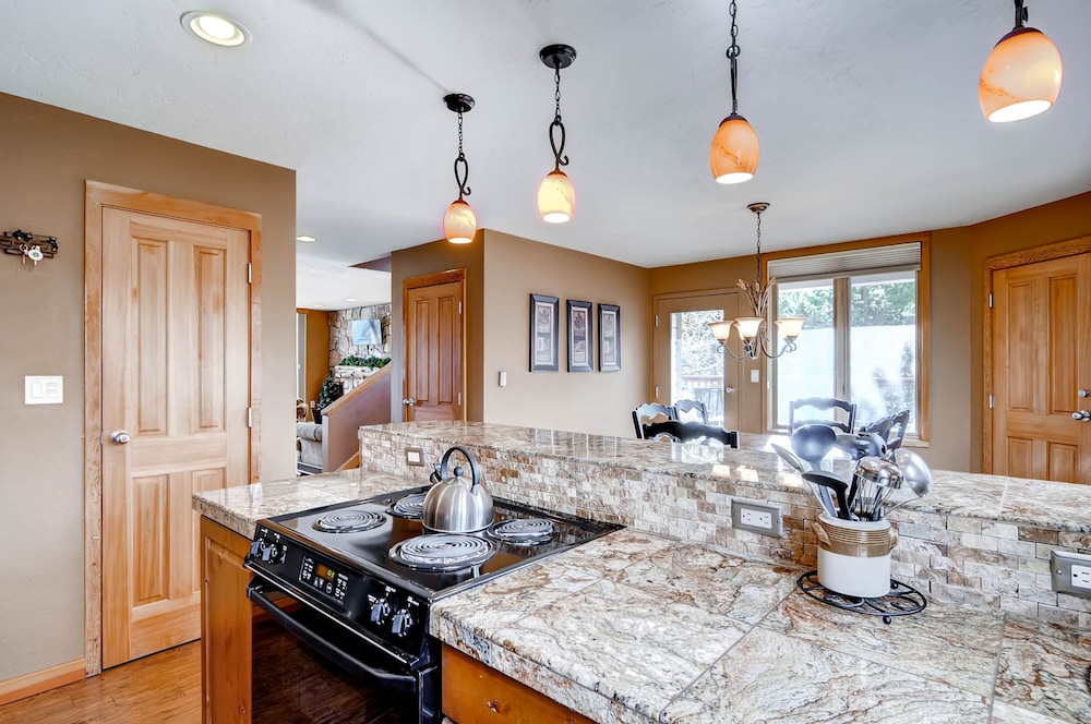 3bdr Condo master Fireplace Upgraded Kitchen Kids Ski Free 3 Bedroom Condo by RedAwning — 4-Star Luxury Hotel in Keystone, United States