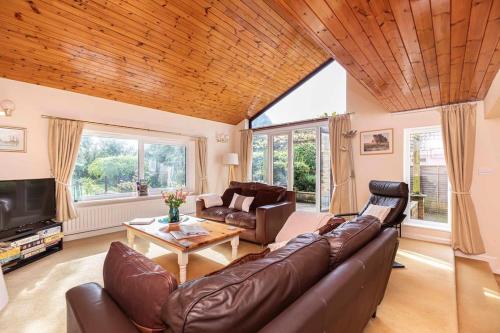 Avon Shore By Bournecoast A Detached Holiday Home In Mudeford With A Garden And Parking Hb6277 — 4-Star Luxury Hotel in Christchurch, United Kingdom