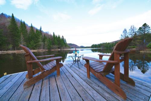 Prestige In Nature Hot Tub 15min Ski Resort Luxury Master Bedroom Wifi Games More — Saint Adolphe D Howard