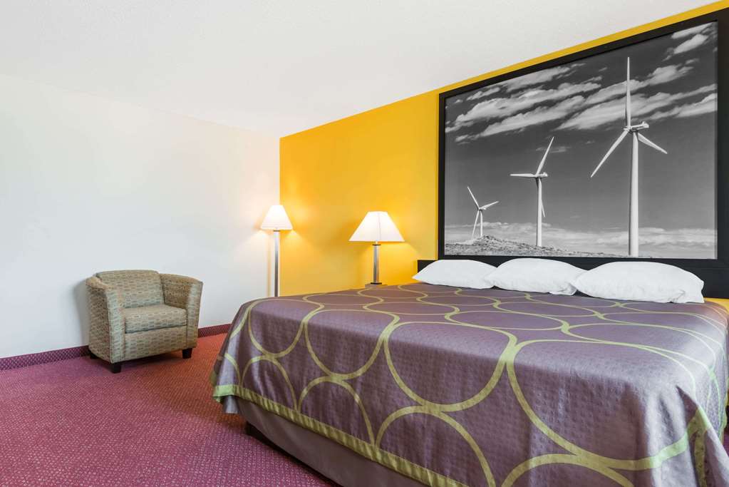 Super 8 by Wyndham Pratt - photo 34