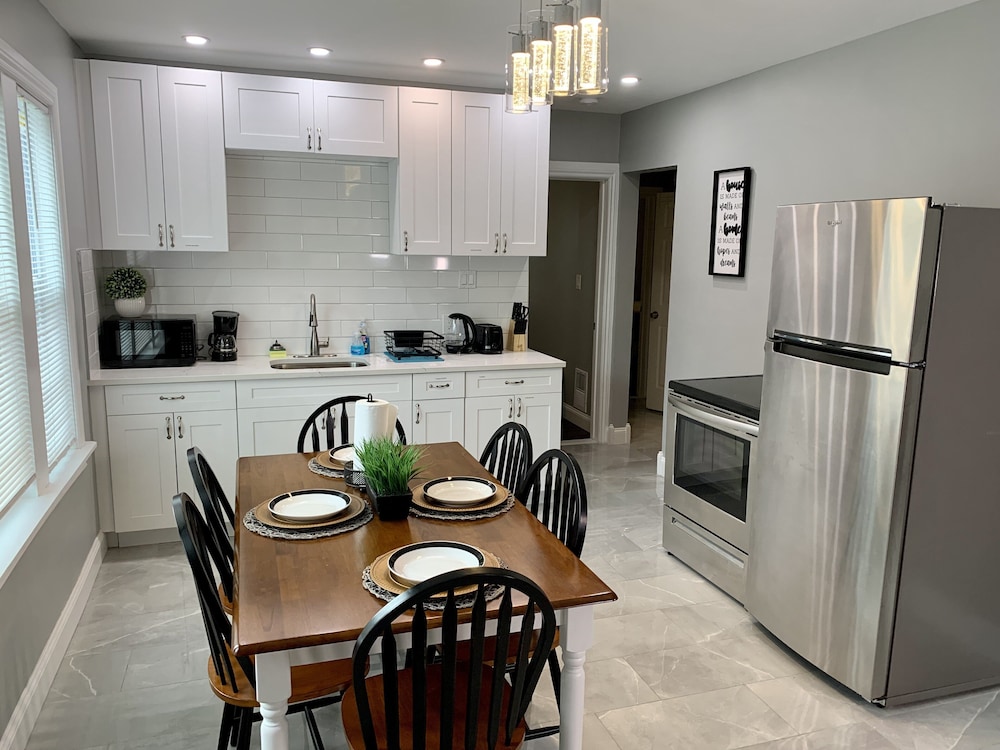 The Horseshoe Falls Villa 6BR Free Parking Minutes From Falls & Casino - photo 9