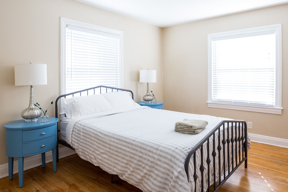 Spacious 6BR 2.5 Bath in Highlands - photo 8
