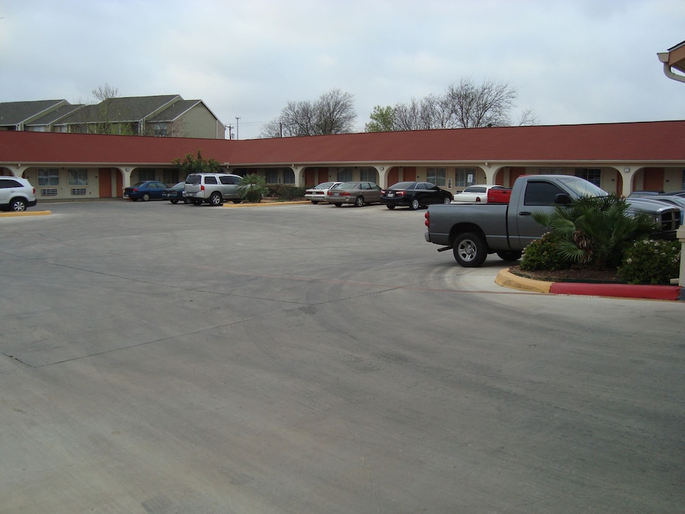 Winnquest Inn Near Ft. Sam Houston - photo 35