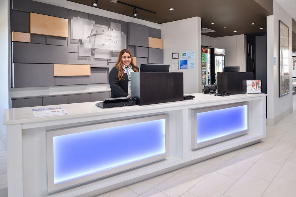 Holiday Inn Express & Suites Kansas City Lee's Summit by IHG - photo 55