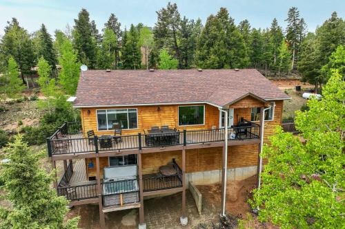 Cedarstone Lodge Luxe Mountain Retreat w Hot Tub — 4-Star Luxury Hotel in Woodland Park, United States