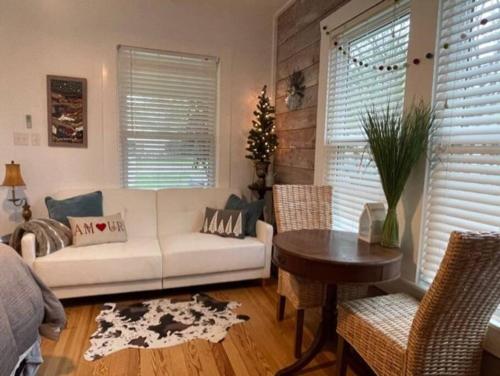 Newly remodeled studio near downtown Brenham — hotel in Brenham