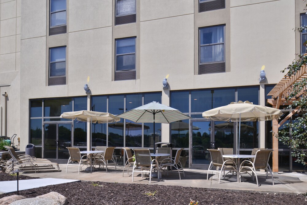 Holiday Inn Express & Suites Central Omaha by IHG - photo 32