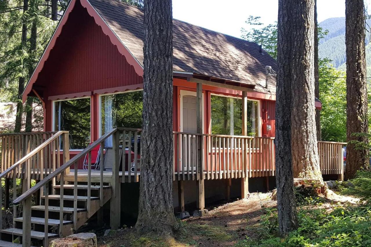Mt Rainier Little Red Cabin — 4-Star Luxury Hotel in Ashford, United States