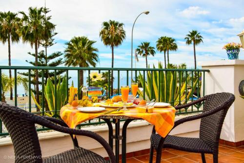 Komfortable Ferienwohnung erste Strandreihe Playa Burriana — 4-Star Luxury Hotel in Nerja, Spain
