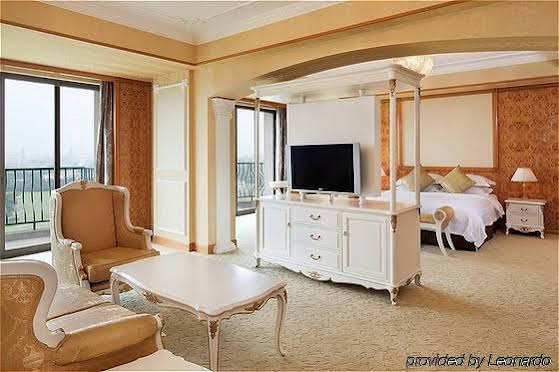 Crowne Plaza Lake Malaren Shanghai — 4-Star Luxury Hotel in Shanghai, People's Republic of China