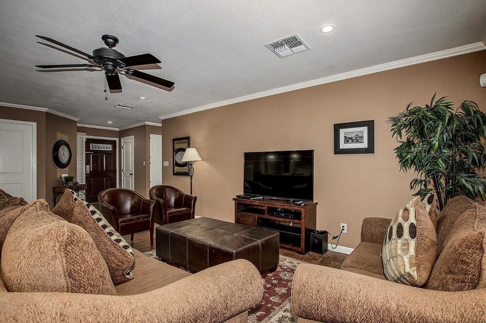 SLS Verde Luxury Estate with FREE Heated Pool Spa Pool Table & Muc - photo 5