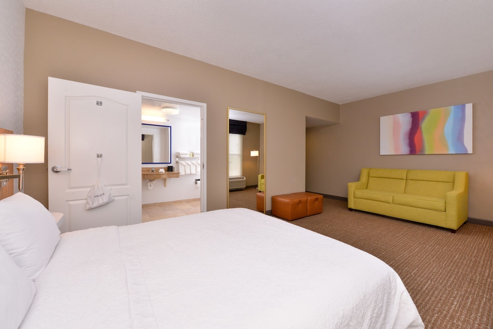 Hampton Inn & Suites Plymouth - photo 18