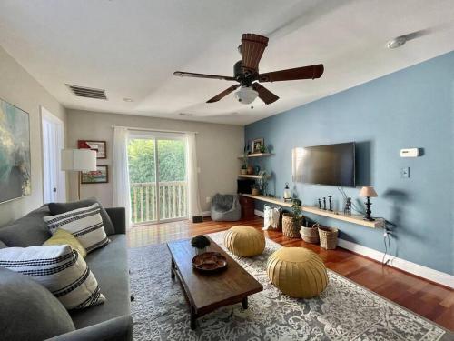 New Modern 3 bed 3 bath Apt 10 miles to DC — 4-Star Luxury Hotel in Falls Church, United States