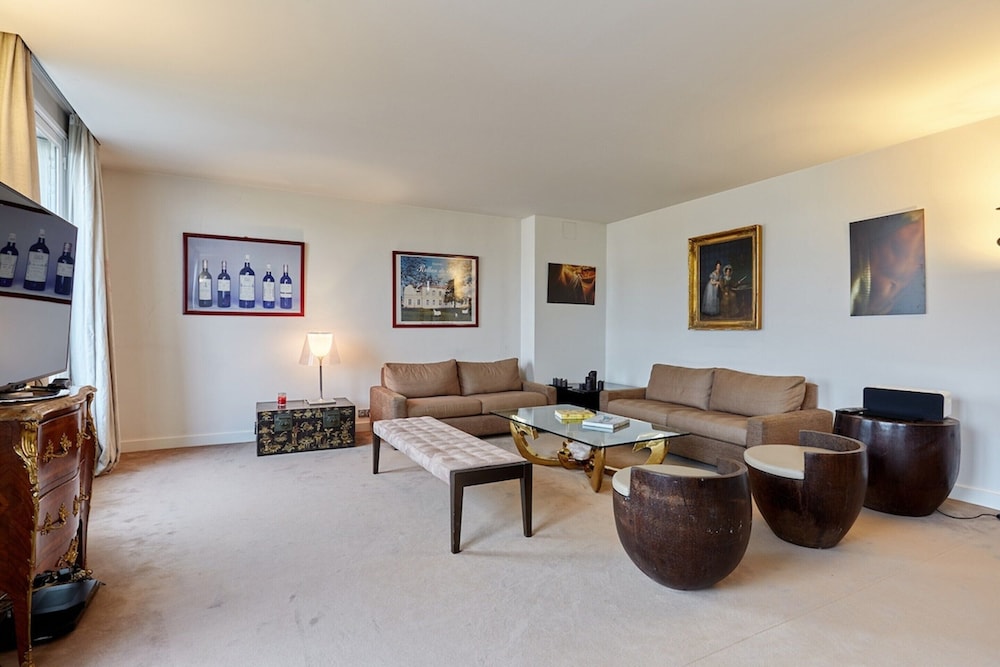 Superb Arc de Triomphe Apartment — 4-Star Luxury Hotel in Paris, France