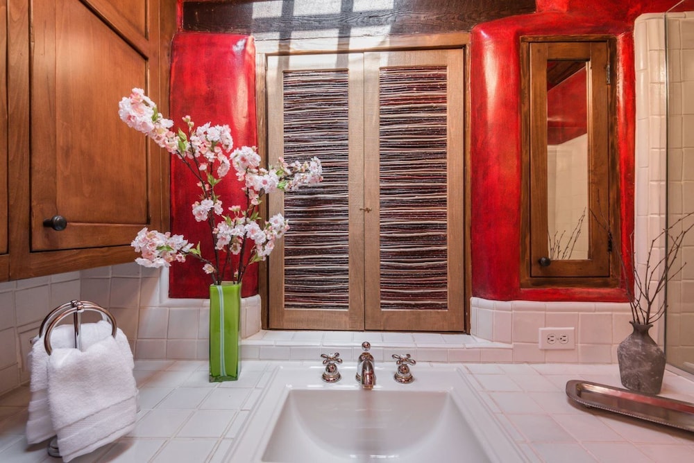Buena Suerte Quintessential Eastside Pied a terre Fabulous Views and Patios Kiva Fireplace Walk to Canyon Rd. and the Plaza - photo 21