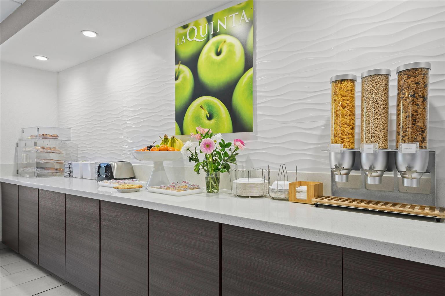 La Quinta Inn & Suites by Wyndham Sturbridge - photo 15