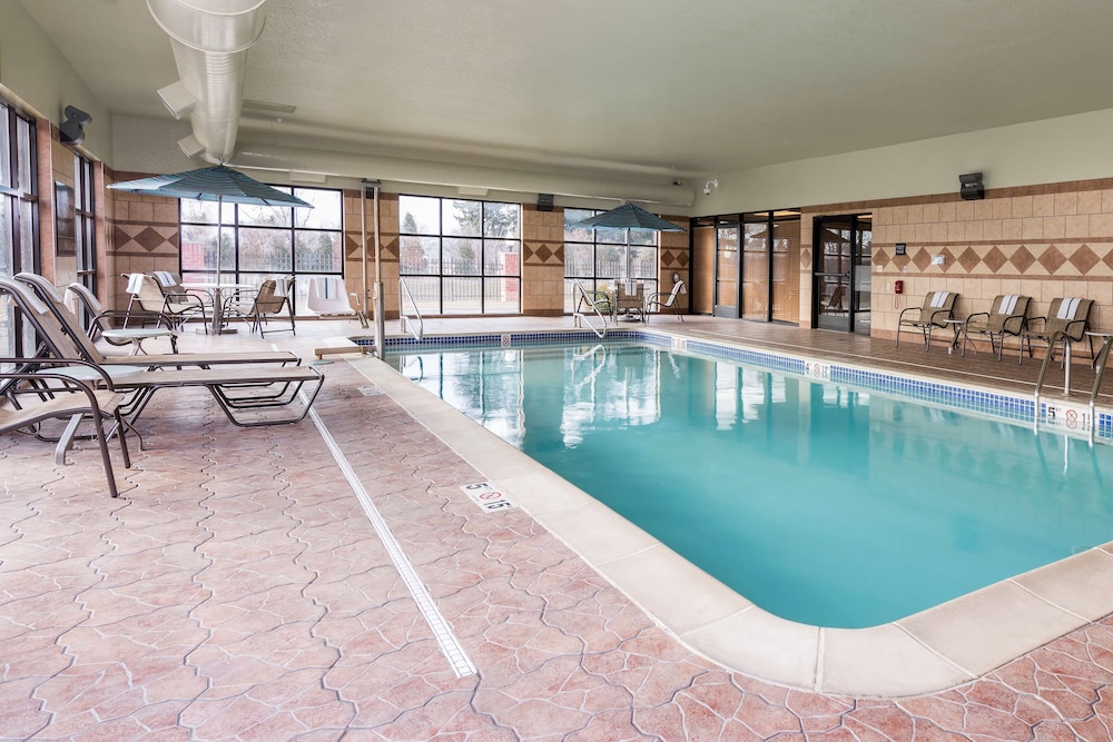 Hampton Inn Detroit Roseville - photo 23