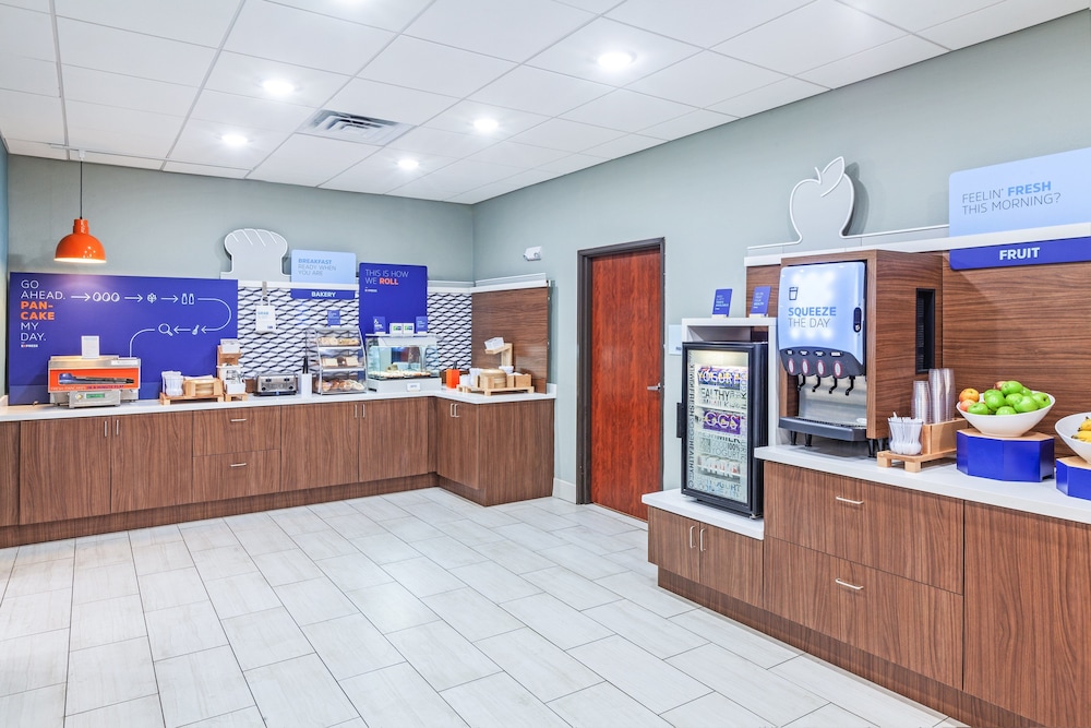 Holiday Inn Express & Suites Sealy by IHG - photo 14