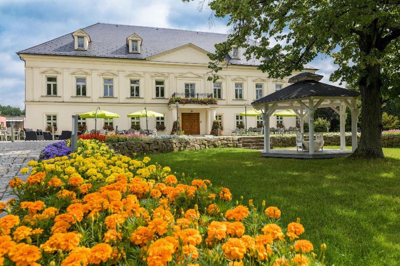 Zámeček Petrovice — 4-Star Luxury Hotel in Petrovice U Karvine, Czech Republic